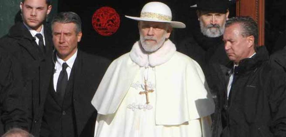 John Malkovich desfiló frente al Vaticano como el nuevo papa