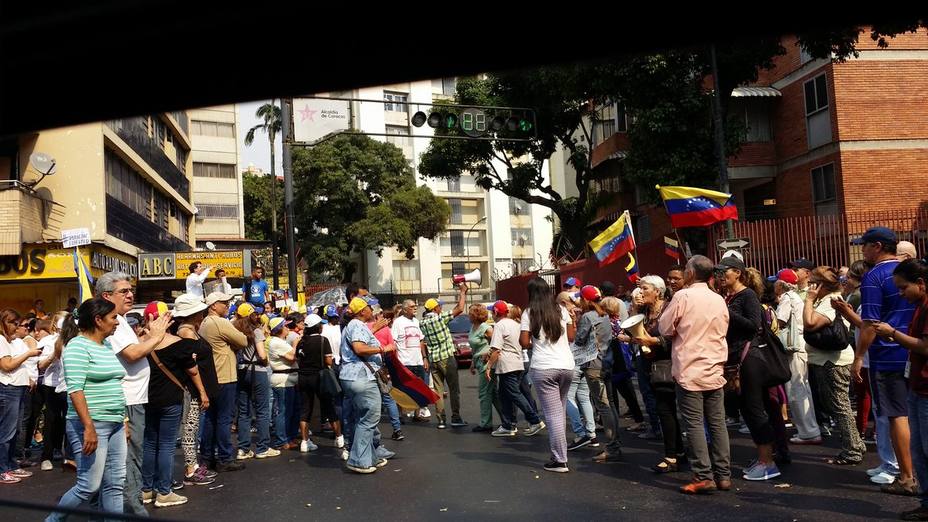 ciudadanos-concentran-florida-para-acatar-llamado-guaido_278632.jpg