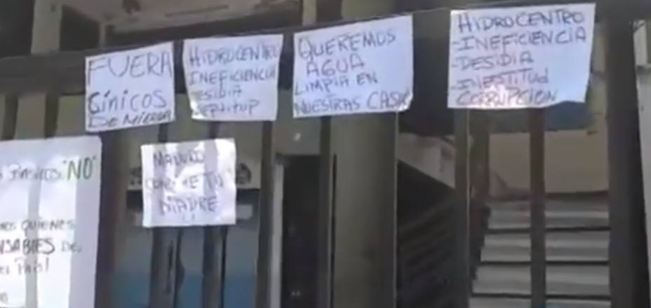 ciudadanos-pegaron-mensajes-sede-hidrocentro-naguanagua_278087.jpg