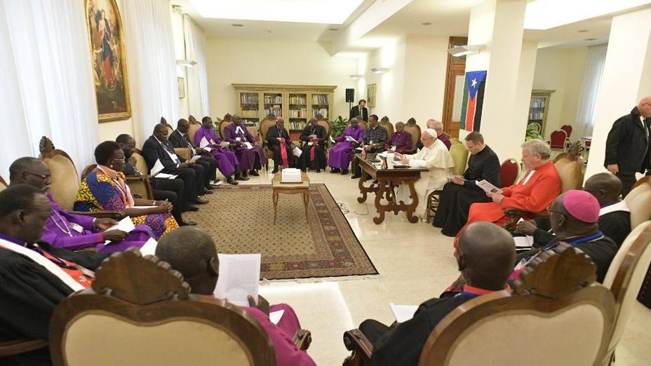 papa-francisco-beso-los-pies-los-dirigentes-sudan-del-sur_278829.jpg