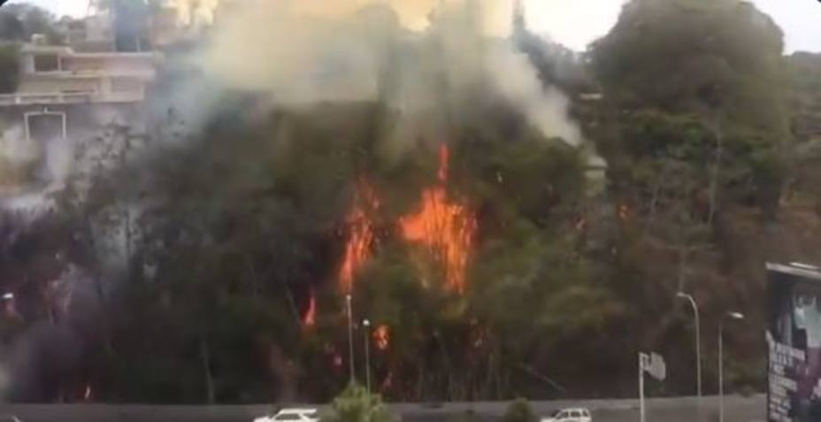 registro-incendio-autopista-prados-del-este_278796.jpg
