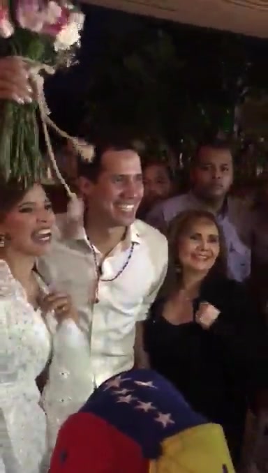 una-novia-interrumpio-boda-para-tomarse-una-foto-con-juan-guaido_126591.jpg