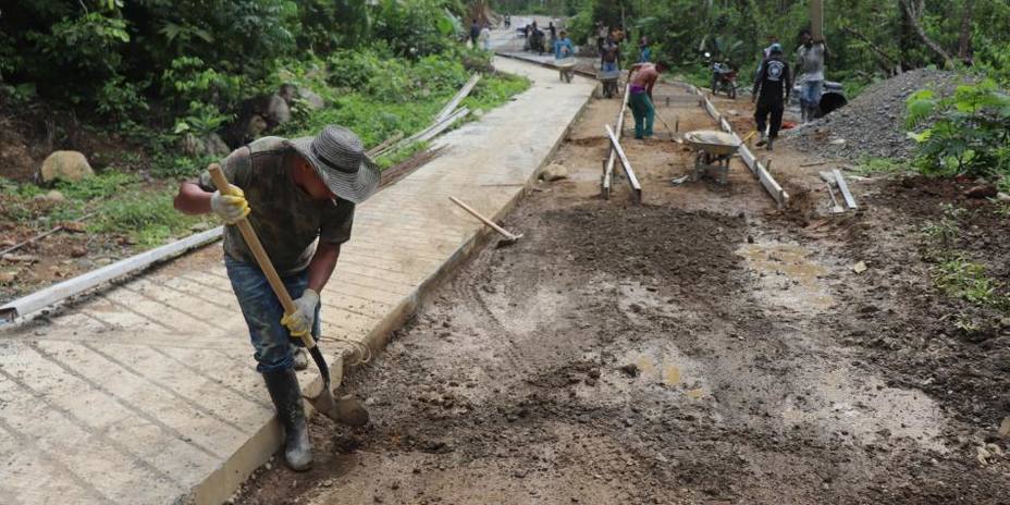 guerrilleros-las-farc-hacen-vias-para-llevar-turismo-colombia_283928.jpg