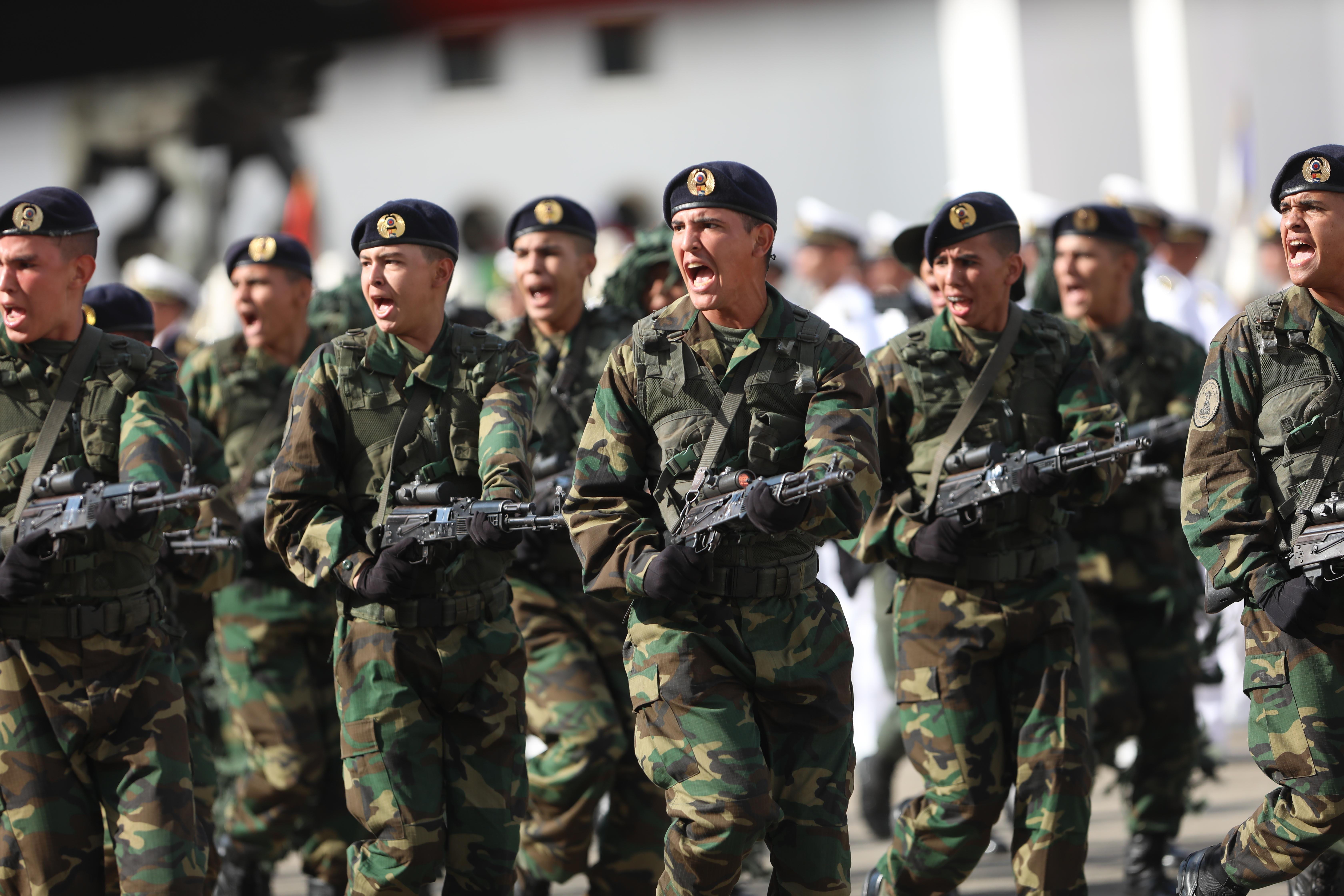 Maduro ordena ejercicios militares y pide «revolución» en Fuerzas Armadas