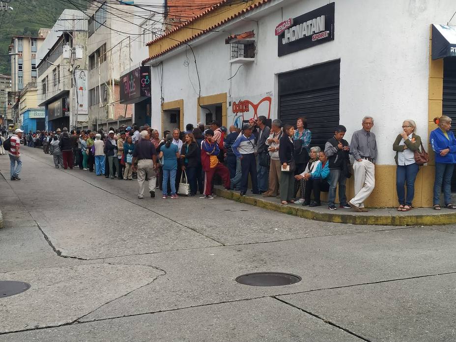 reportan-largas-colas-pensionados-las-entidades-bancarias_286058.jpg