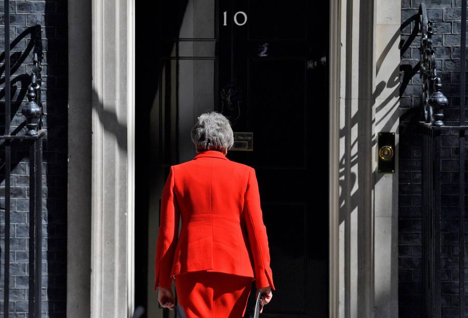 theresa-may-firmo-carta-dimision_284605.jpg