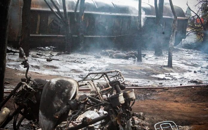 A 82 incremento´el número de víctimas fatales al estallar un camión cisterna con petróleo en Tanzania