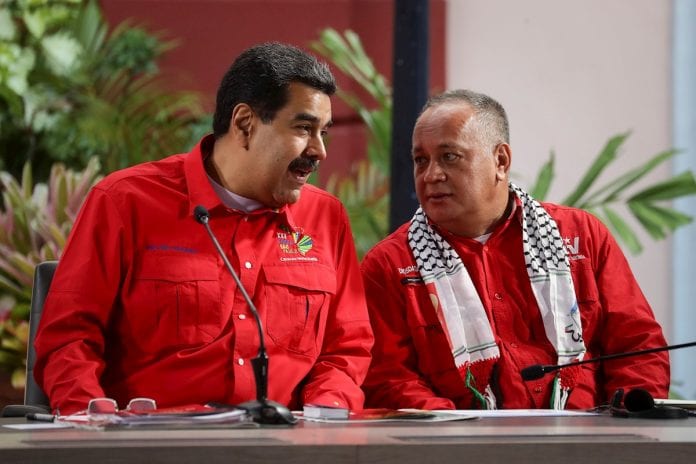 Funcionarios de EE UU: Círculo de Maduro busca constantemente negociar su salida