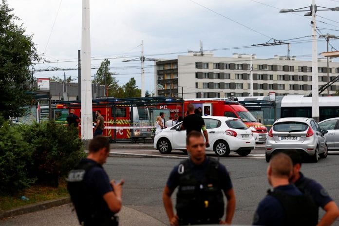 Policías franceses cerca de una estación de metro en la localidad de Villeurbanne, en las afueras de Lyon