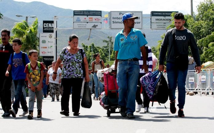 Ciudadanos venezolanos ingresan a Colombia por el puente Internacional Simón Bolívar este jueves