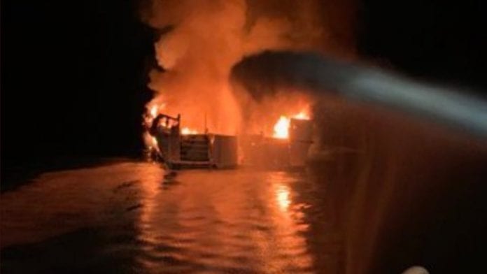 Se incendió un barco de buceo y hay al menos 30 desaparecidos