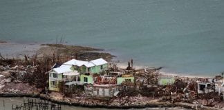 Imágenes aéreas muestran daños catastróficos, con centenares de viviendas sin techo, autos volcados, inundaciones y escombros por todos lados