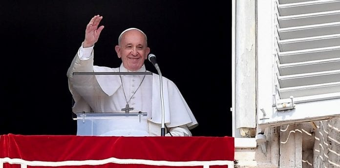 Bomberos rescatan al papa Francisco al quedar atrapado en un ascensor