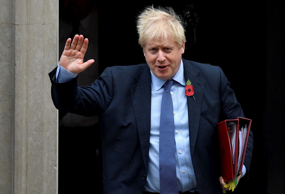 Boris Johnson se somete a pruebas tras ser hospitalizado por covid-19