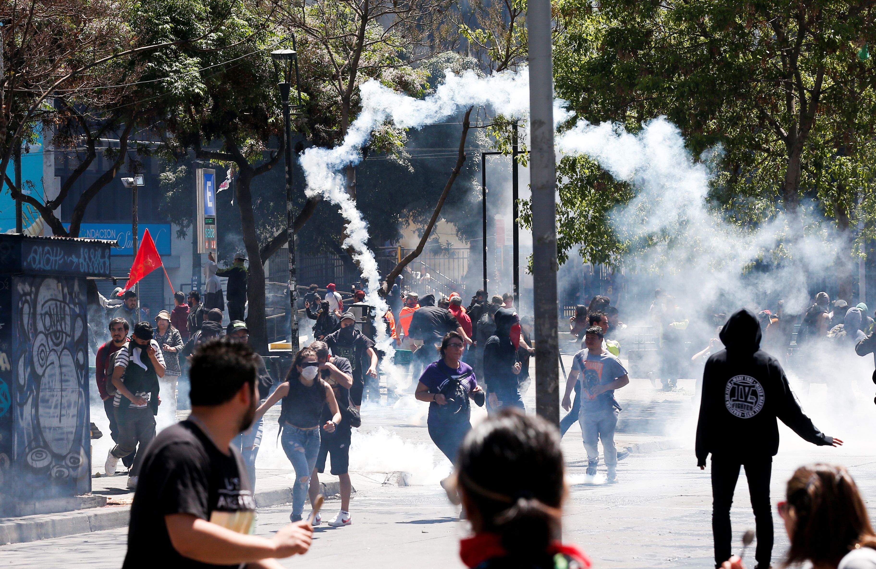 Chile extendieron el toque de queda en algunas regiones tras otra jornada con protestas y disturbios en las calles