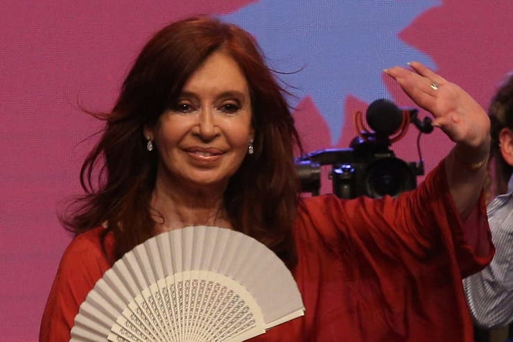 Cristina Kirchner decidió quién subía al escenario del triunfo