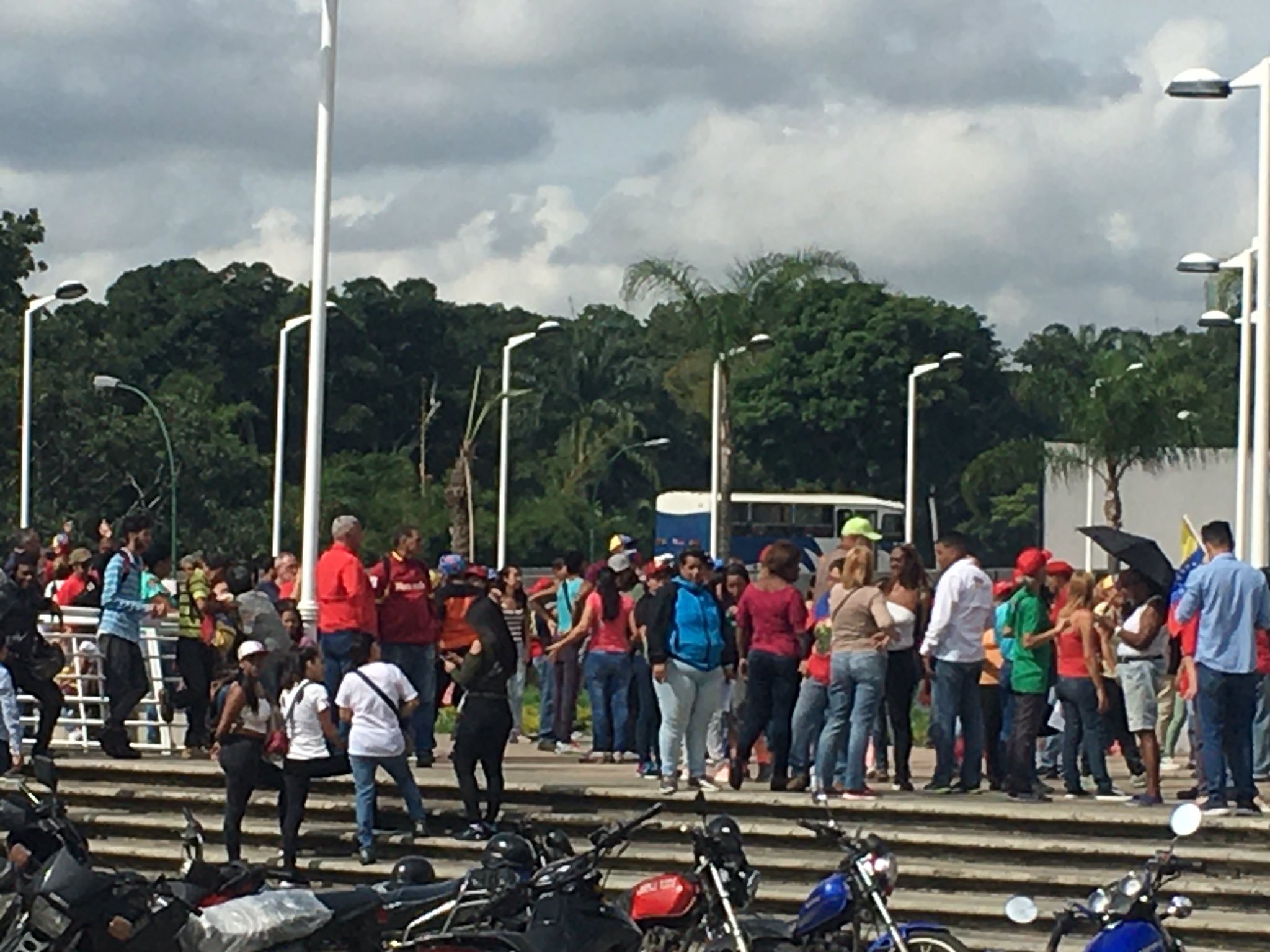 Chavistas se concentran frente al Millennium Mall