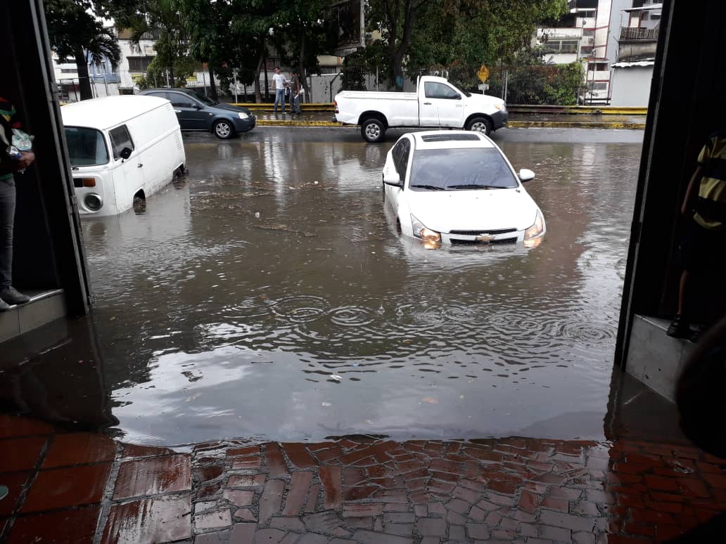 Fuertes lluvias dejan inundaciones y arboles caídos en Caracas