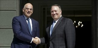 El secretario de Estado de EE UU, Mike Pompeo , y el ministro de relaciones exteriores de Grecia, Nikos Dendias, firman un acuerdo de cooperación mutua en materia de defensa el 5 de octubre de 2019