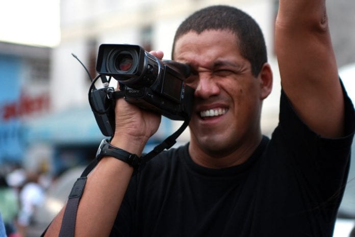 Tupamaro Saab Oswaldo Rivero, es uno de los conductores del programa de televisión Zurda Konducta CABEZA E MANGO