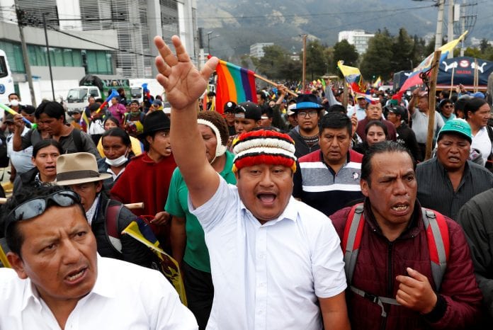 Los manifestantes gritan consignas durante una protesta en Ecuador