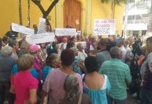 Jubilados y pensionados protestan ante el IVSS