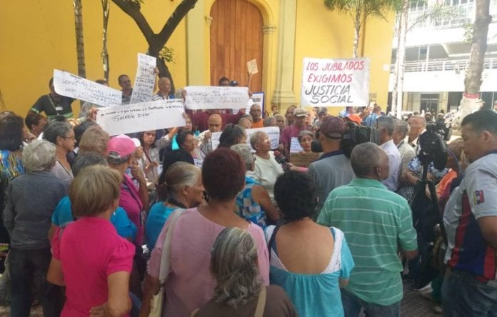 Jubilados y pensionados protestan ante el IVSS