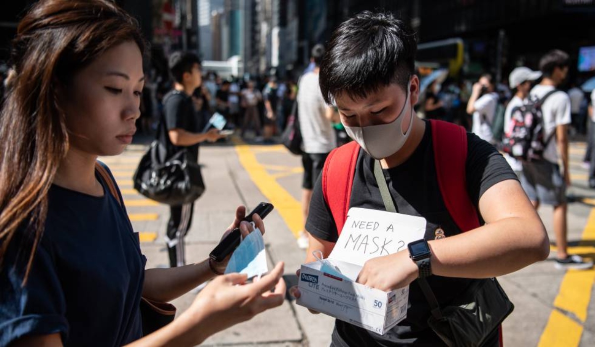 Miles de hongkoneses tomaron las calles para protestar contra ley anti-máscaras