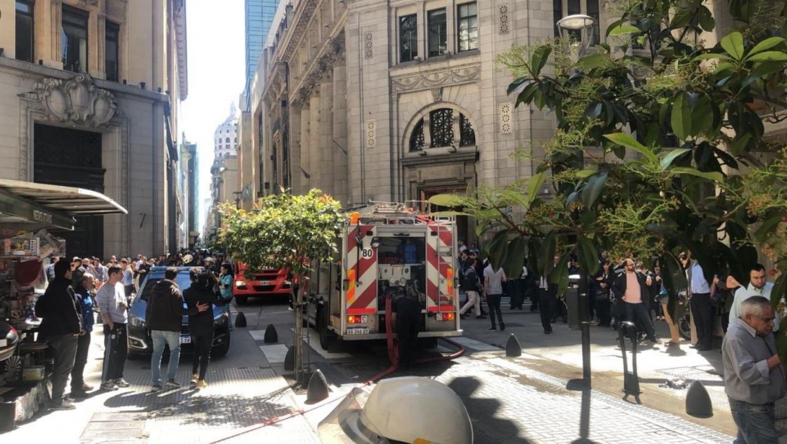 Se reportó un incendio en la sede del Banco Nación de Argentina