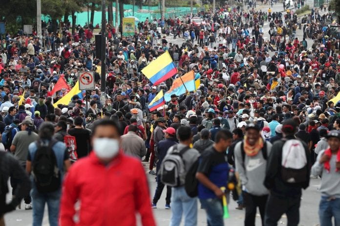 El lunes Moreno se vio forzado a mover su despacho a Guayaquil ante el acecho al hoy desocupado palacio presidencial