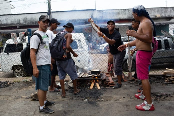 Venezolanos-manaos-pescado-migrantes