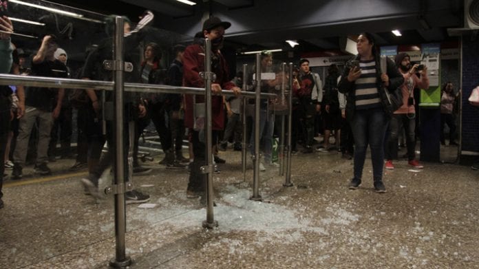 Chile: violentas protestas colapsaron Metro de Santiago por aumento de pasaje