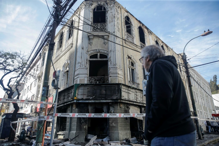 Vista del edificio donde funcionaba una farmacia, incendiado durante las protestas sociales en Valparaíso