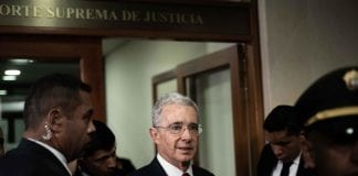 El ex presidente de Colombia, Álvaro Uribe, llega a su audiencia privada ante la Corte Suprema de Justicia en Bogotá, el 8 de octubre de 2019