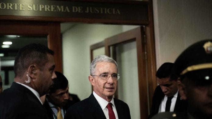 El ex presidente de Colombia, Álvaro Uribe, llega a su audiencia privada ante la Corte Suprema de Justicia en Bogotá, el 8 de octubre de 2019