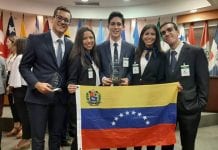 Los Ucabistas luego de recibir el primer lugar en la Competencia Interamericana de DD HH, celebrada en Costa Rica y auspiciada por la Corte Interamericana de Derechos Humanos