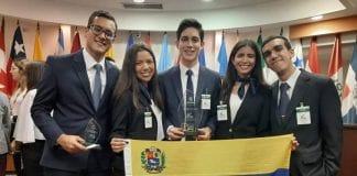 Los Ucabistas luego de recibir el primer lugar en la Competencia Interamericana de DD HH, celebrada en Costa Rica y auspiciada por la Corte Interamericana de Derechos Humanos