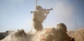 Miembros de las fuerzas especiales iraquíes combatiendo al sur de Mosul, Irak