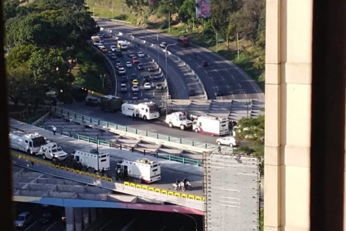 Guardia Nacional Bolivariana en la autopista Valle - Coche