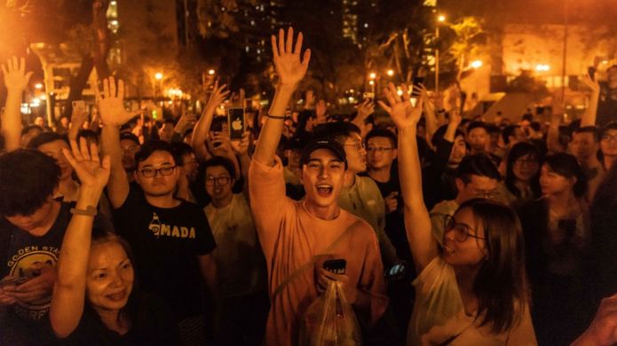 Protestas en Hong Kong: el abrumador triunfo de los candidatos que las apoyan en las elecciones municipales (y qué tan importante es esta victoria)