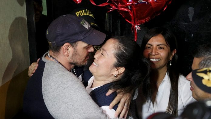 Keiko Fujimori y su esposo Mark Vito Villanela, luego de ser liberada