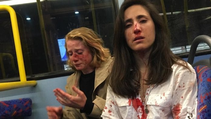 La Policía metropolitana de Londres publicó por primera vez el video del ataque que sufrió una pareja de lesbianas en un autobús