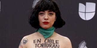 La artista chilena Mon Laferte ha protagonizado el momento más reivindicativo que se recuerda en la historia de los Grammy Latino