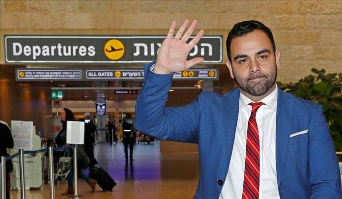 El director de Human Rights Watch para Israel y Palestina, Omar Shakir, poco antes de tomar un vuelo en el aeropuerto de Ben Gurion tras ser expulsado por el gobierno de Israel
