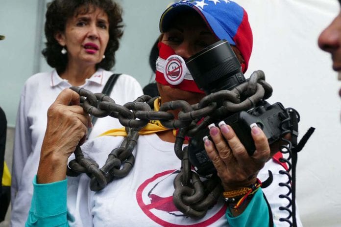 Detención de periodistas en Venezuela, Espacio público