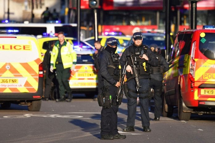Cerca del Puente de Londres, en el que un hombre armado con un cuchillo atacó a varias personas y fue abatido por la policía, este viernes 29 de noviembre de 2019