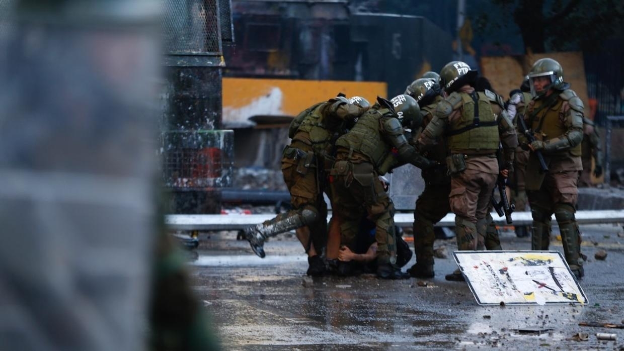Fuerzas Especiales de Carabineros retienen a un manifestante en la Plaza Italia, rebautizada popularmente como “Plaza de la Dignidad”, durante una nueva jornada de movilizaciones y protestas, en Santiago, Chile, el 15 de noviembre del 2019