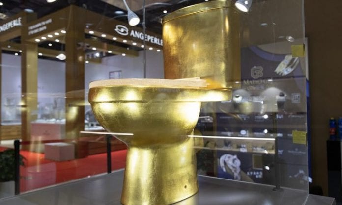 China presentó un inodoro hecho de vidrio a prueba de balas, bañado en oro e incrustado con 40.815 diamantes que llegan en total a 334,68 quilates