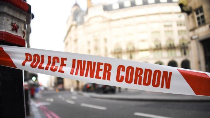 La policía londinense acordonó la zona cercana al lugar donde fueron apuñaladas cinco personas, dos con resultado mortal, el 29 de noviembre de 2019