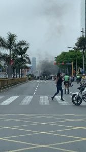 Bloqueos de calles y 40 detenidos por paro de taxis colectivos en Lima